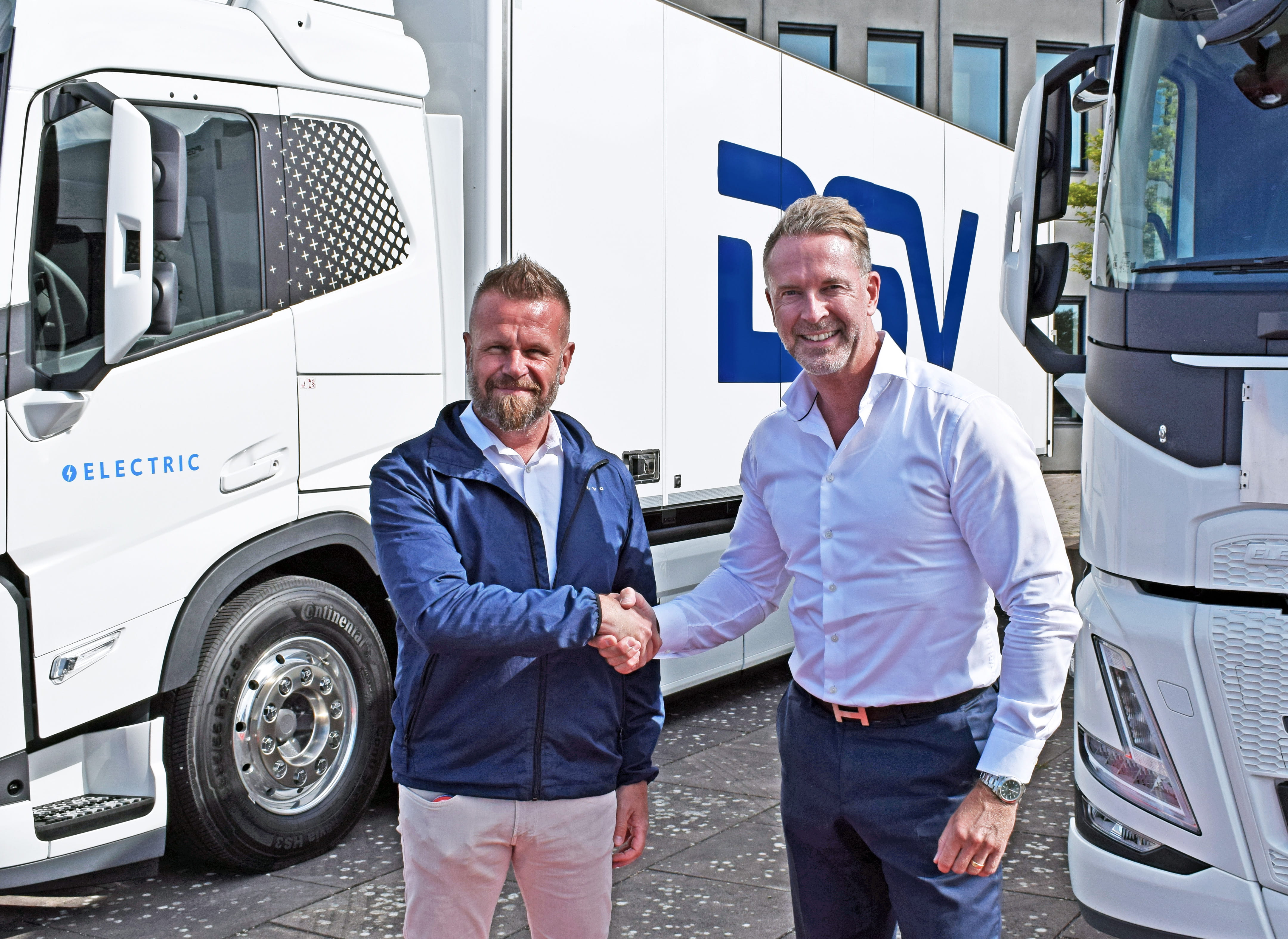 Lars Lindroth, Key Account Manager, Volvo Lastvagnar Sverige AB, till vänster på bild, var på plats och lämnade över DSVs två senaste tillskott i elbilsflottan till Magnus Malmqvist, VD, DSV Road AB.